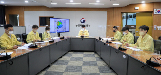 6일 농림축산식품부는 권재한(가운데) 식품산업정책실장의 주재로 관계 기관이 참석한 가운데 '가뭄대책 추진상황 점검회의'를 열고 강우 이후 가뭄 상황을 점검했다. <농림축산식품부>